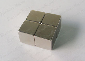 Çin Özelleştirilmiş N38 Neodymium Blok Mıknatıslar Kaplanmış NiCuNi Yüksek Enerji 5 * 5 * 5mm Tedarikçi